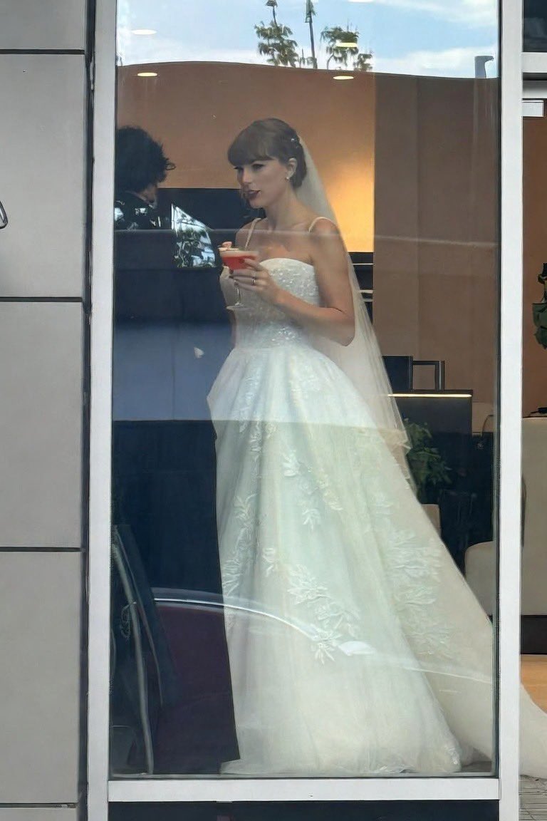 Siêu đám cưới của Taylor Swift kết thúc: Dàn khách mời ra về, 1 CEO kinh ngạc trước nụ hôn như bay lên khỏi mặt đất của cô dâu - chú rể
