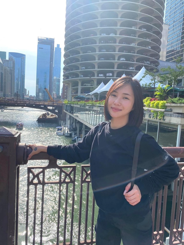 Tháng 5/2019, khi đang ở đỉnh cao sự nghiệp, Hương Tràm bất ngờ tuyên bố sẽ tạm dừng hoạt động nghệ thuật ở Việt Nam để sang Mỹ du học. Ảnh: FBNV