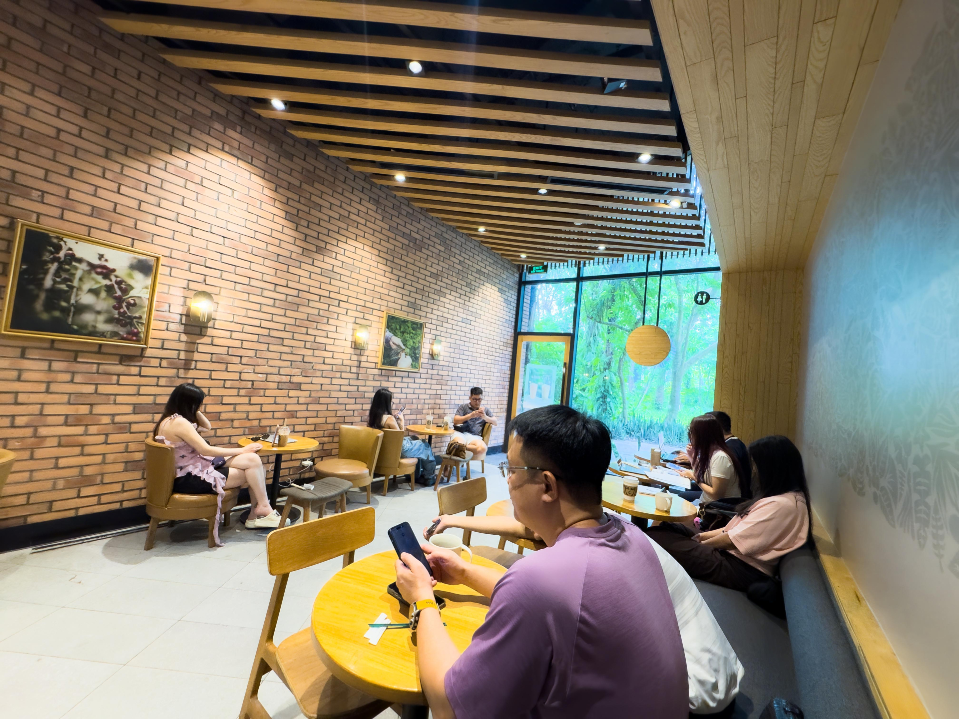 Ghi nhận tại quán cà phê ở Ecopark sau vụ khách phản ánh phát hiện thiết bị nghi quay lén trong nhà vệ sinh