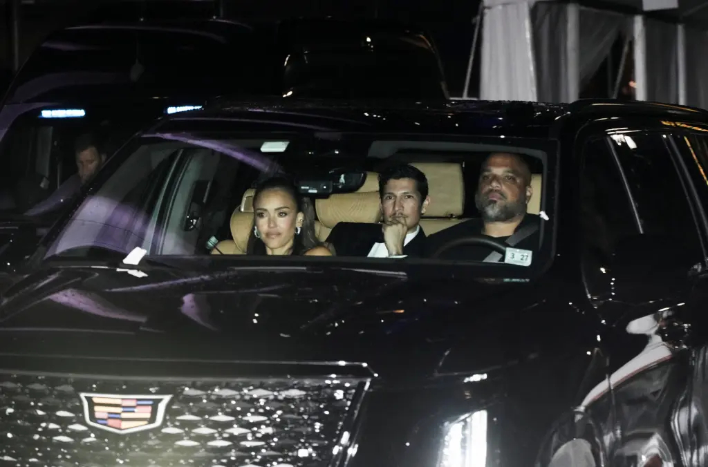 Jessica Alba và bạn trai Danny Ramirez. Ảnh: REUTERS.