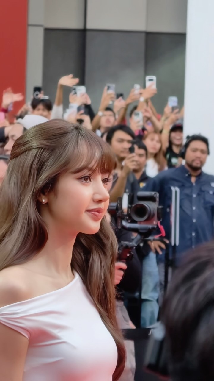 Nhưng xét trên phương diện tổng thể gương mặt thì Lisa vẫn nhận được nhiều lời khen ngợi về mặt nhan sắc trong màn lộ diện mới. Ảnh: X