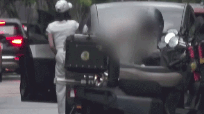 Paparazzi “tóm sống” Quả Quả đến nhà Vương Tử vụng trộm. Ảnh: CTwant
