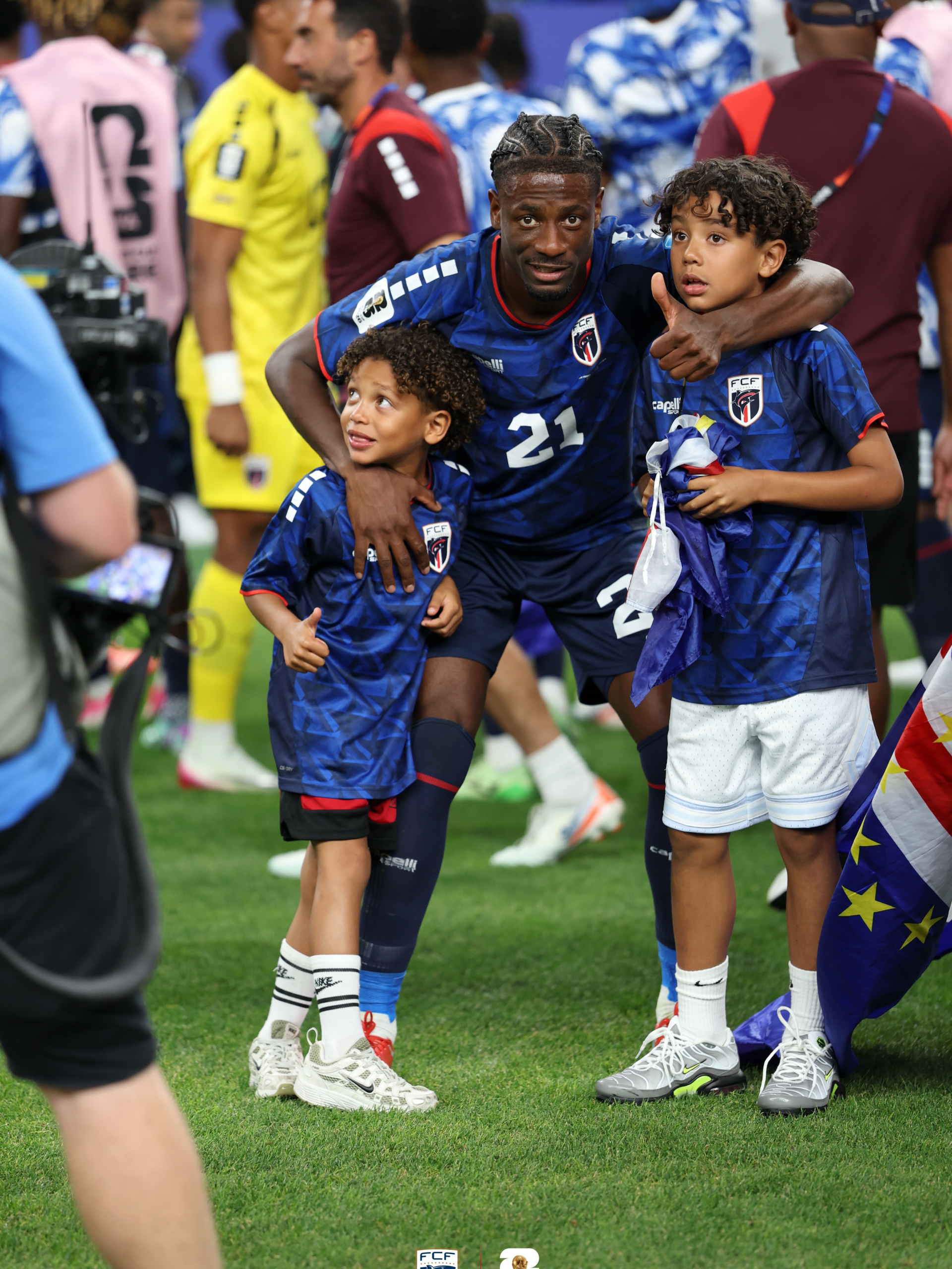 Danh tính của cậu bé Cape Verde rơi nước mắt khiến cõi mạng suýt mong Messi thua