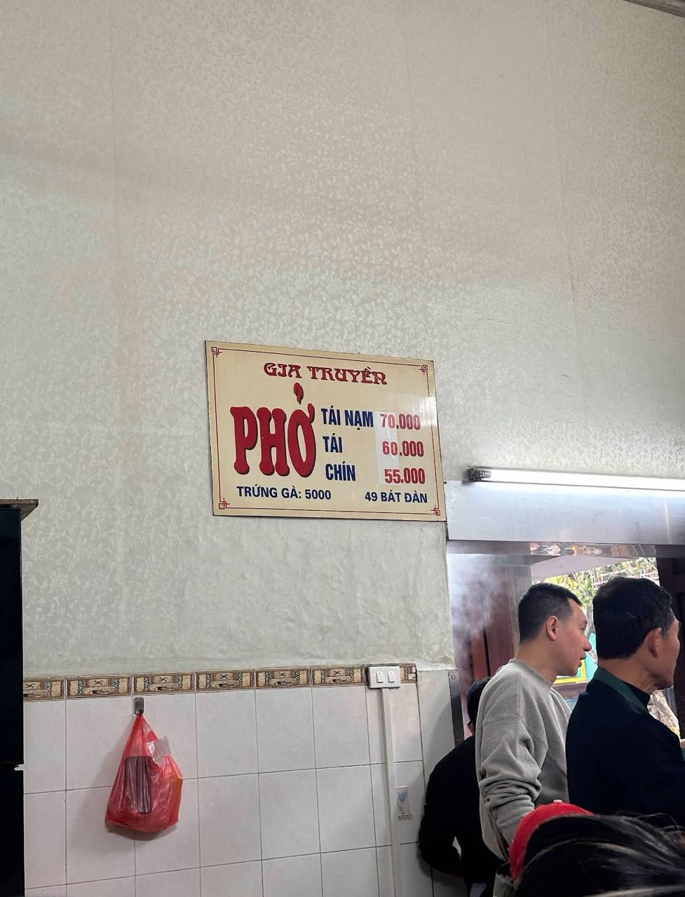 Hà Nội có quán phở năm nào cũng đều đặn đóng cửa 2 tháng để đi chơi: Khách quen nói