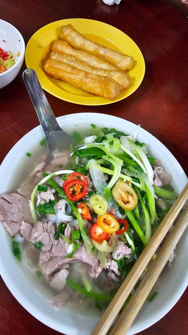 Linh hồn của món phở là phần nước dùng được ninh từ xương bò liên tục khoảng 7 tiếng. Ảnh: Google Review