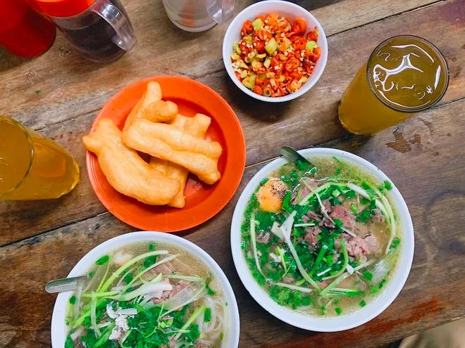 Thịt bò được thái trực tiếp theo từng bát khách gọi, thay vì thái sẵn. Ảnh: Sưu tầm