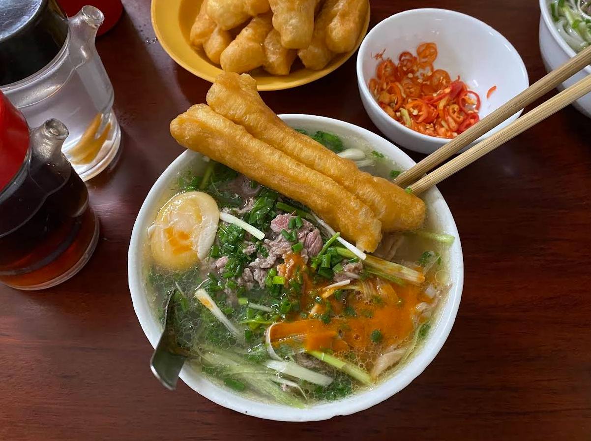 Một điểm khác biệt nữa là quán không phục vụ chanh mà chỉ có giấm để ăn kèm phở. Ảnh: Sưu tầm
