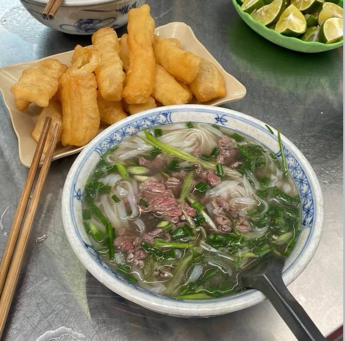 Nước dùng phở được ninh trong 18 giờ để có vị ngọt thanh tự nhiên nhất.