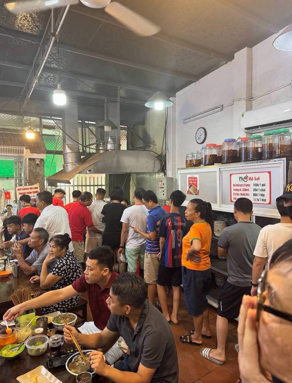 Phở Hồ Lợi luôn trong tình trạng đông nghịt khách xếp hàng