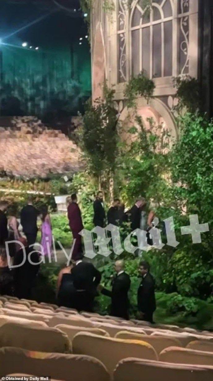 Nơi Taylor Swift và Travis Kelce trao lời thề nguyện được thiết kế như một khu vườn thần tiên, với không gian phủ kín cây xanh cùng những tấm rèm màu ngọc lục bảo, tạo nên bầu không khí lãng mạn và huyền ảo. Ảnh: Daily Mail.