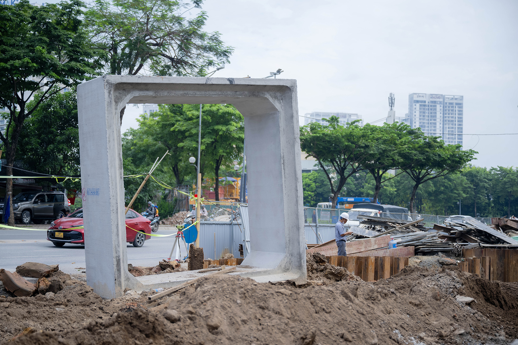 Có những đêm, một công trình sử dụng gần 3.000 chuyến xe ô tô chở đất đá, vật liệu đi.