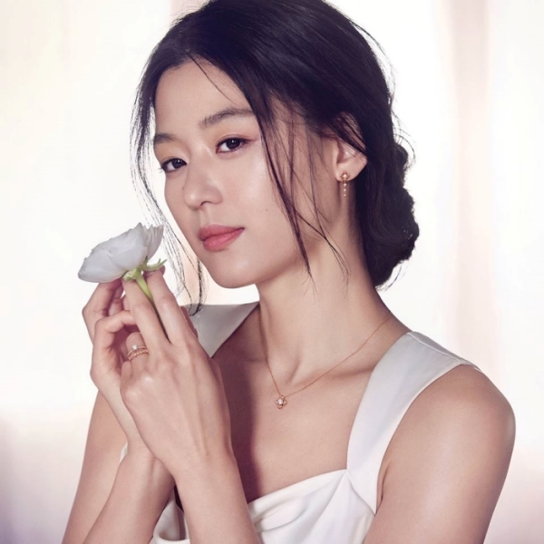 Nữ diễn viên trở thành 1 trong những nghệ sĩ dẫn đầu làn sóng Hallyu sau thành công của loạt phim “làm mưa làm gió” khắp châu Á. Ảnh: X