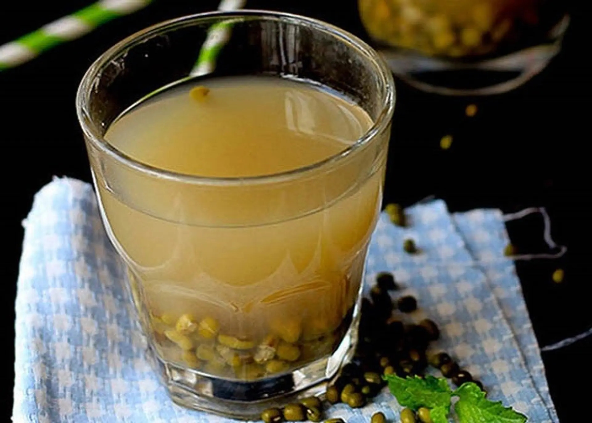 Uống nước đậu xanh giải nhiệt, người phụ nữ xuất huyết não sau 3 ngày (Ảnh minh họa)