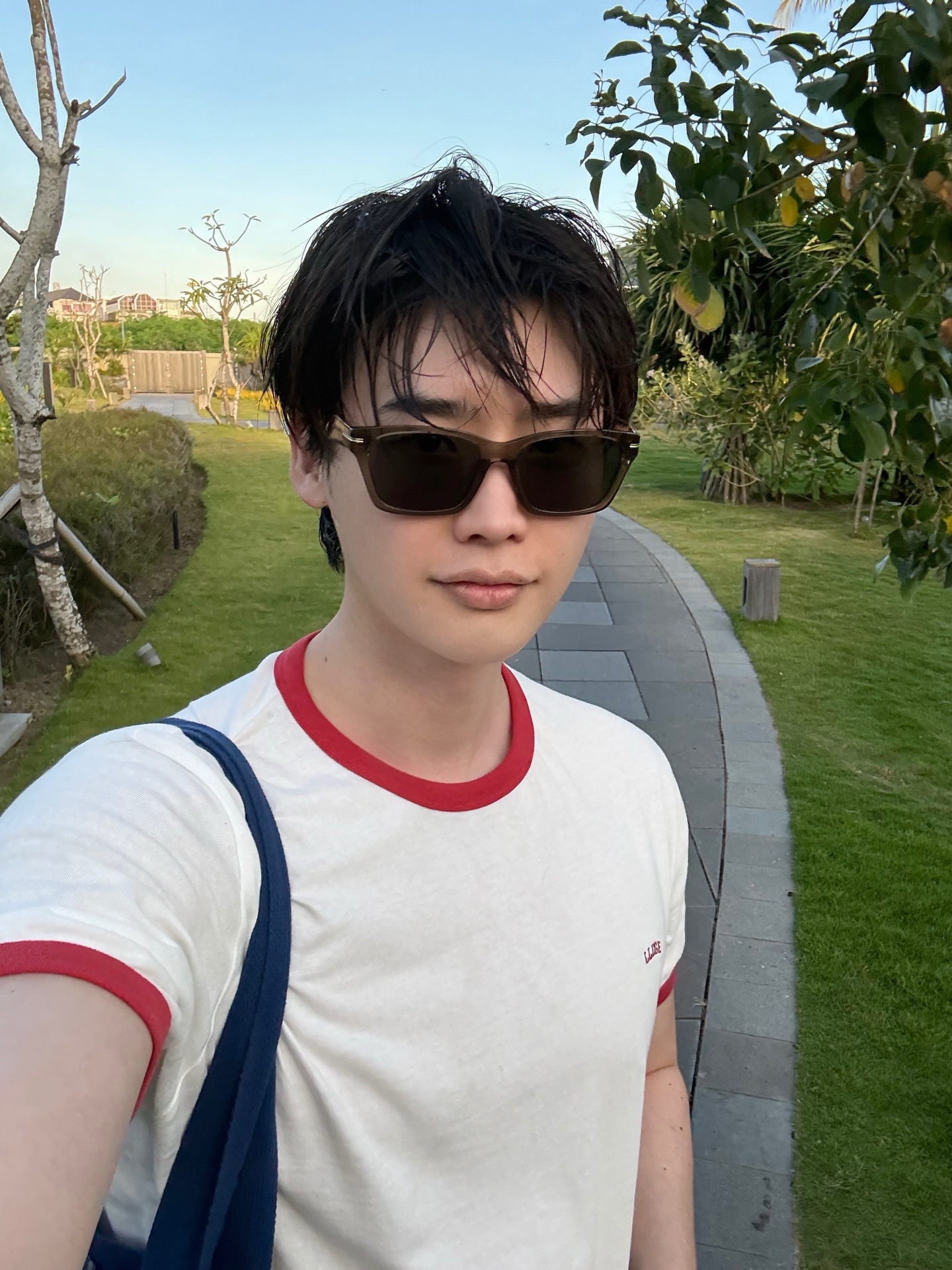 Lee Jong Suk vừa xả ảnh từ chuyến du lịch nước ngoài mới đây cùng bạn bè và ngay lập tức nhận bão like nhờ visual điển trai, cực cuốn hút. Ảnh: IGNV
