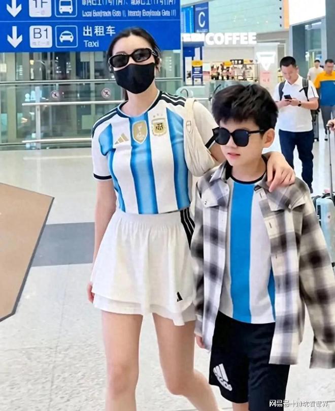 Cậu nhóc Tiểu Tinh Tinh giật hết sạch spotlight của mẹ - nữ minh tinh Trần Nghiên Hy trong màn lộ diện ở sân bay mới đây. Ảnh: 163