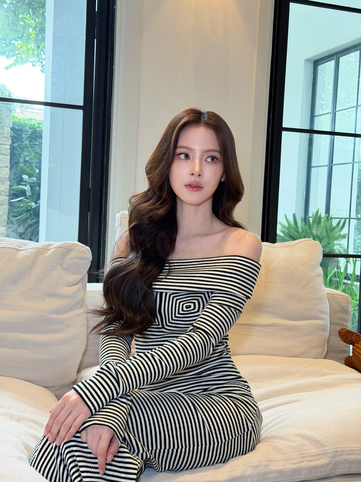 Chỉ là ảnh đời thường song Baifern vẫn cực kỳ thần thái, tỏa ra sức hút khó cưỡng. Ảnh: IGNV