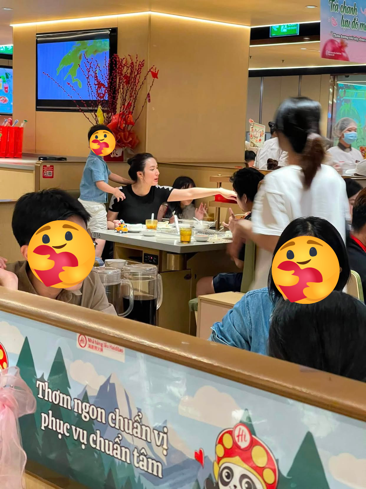 Không khí buổi ăn trông vô cùng ấm áp