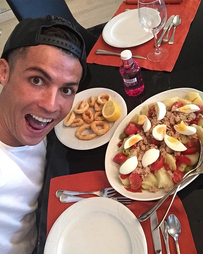 Chế độ ăn uống cân bằng, tập trung vào protein và rau củ của Ronaldo.