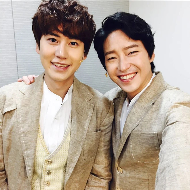 Kyuhyun từng dính tin đồn hẹn hò đồng tính với Uhm Ki Joon. Nhưng trên thực tế, 2 ngôi sao là bạn bè thân thiết trong Kbiz. Ảnh: Naver
