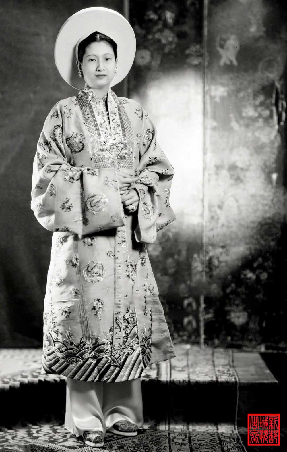 Ảnh chụp toàn thân Hoàng hậu Nam Phương khoác lễ phục Nhật Bình trong khoảng những năm 1949-1950 tại Pháp. Ảnh: Nguyễn Tấn Anh Phong