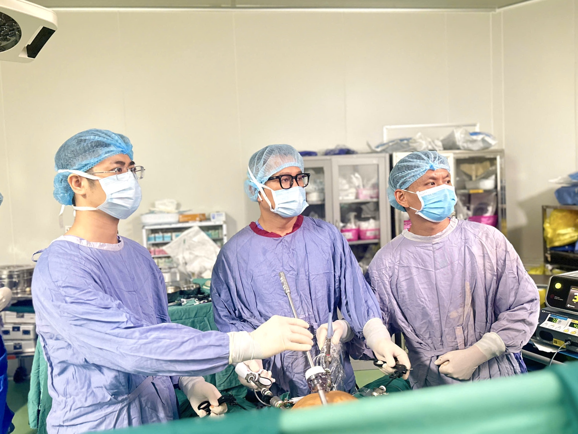 TS.BS Nguyễn Xuân Hòa – Phó Giám đốc Trung tâm Phẫu thuật Tiêu hóa và Bệnh lý sàn chậu và ê kíp thực hiện phẫu thuật cho người bệnh (Ảnh từ BV)