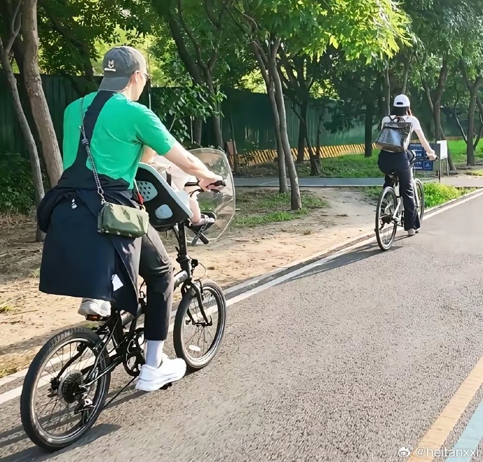 Trần Vỹ Đình - Hà Tuệ đạp xe đưa con trai ra ngoài chơi. Ảnh: Weibo.