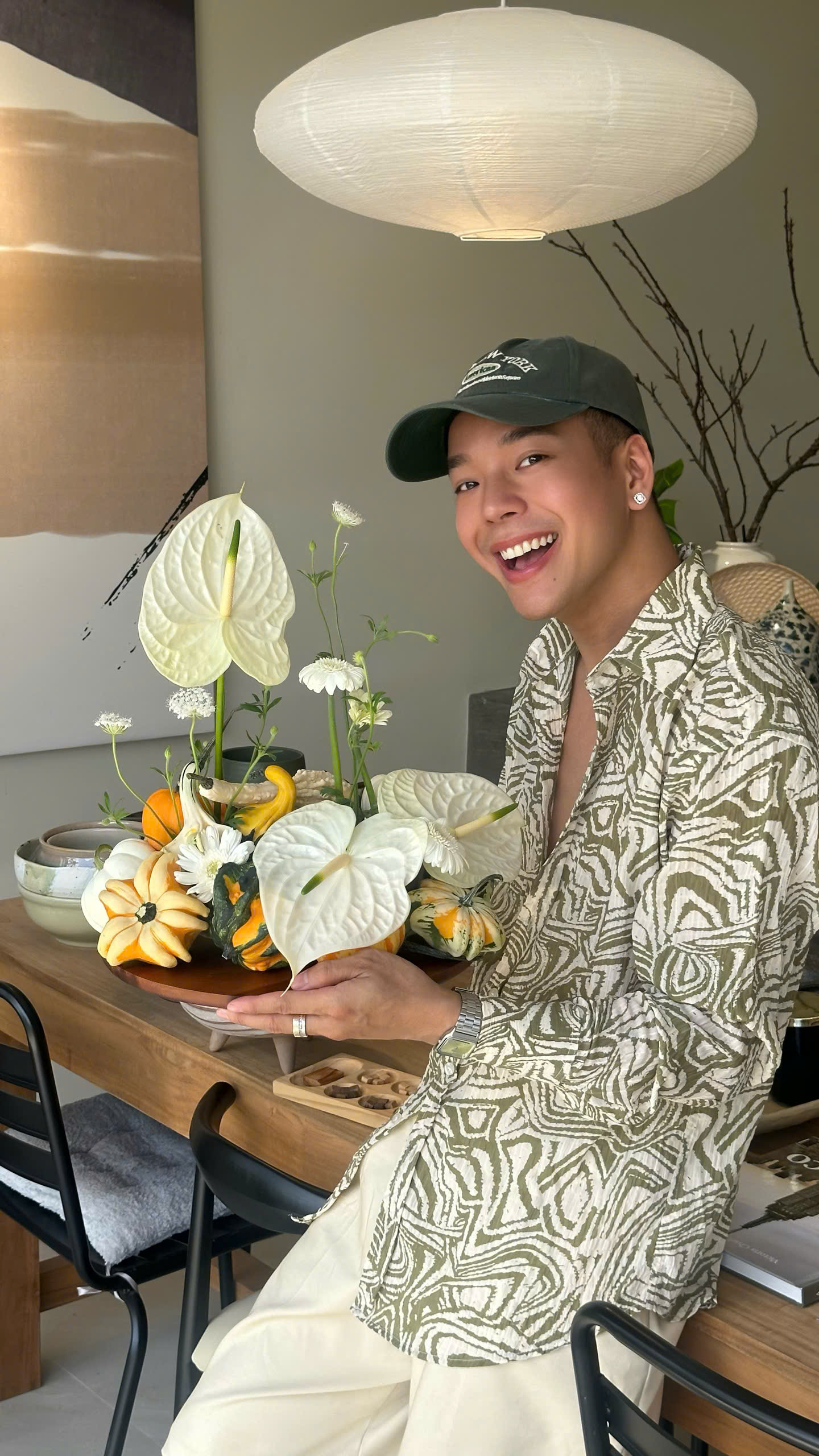 Cậu bạn tự nấu ăn, làm vlogs nấu ăn, cắm hoa chill chill.