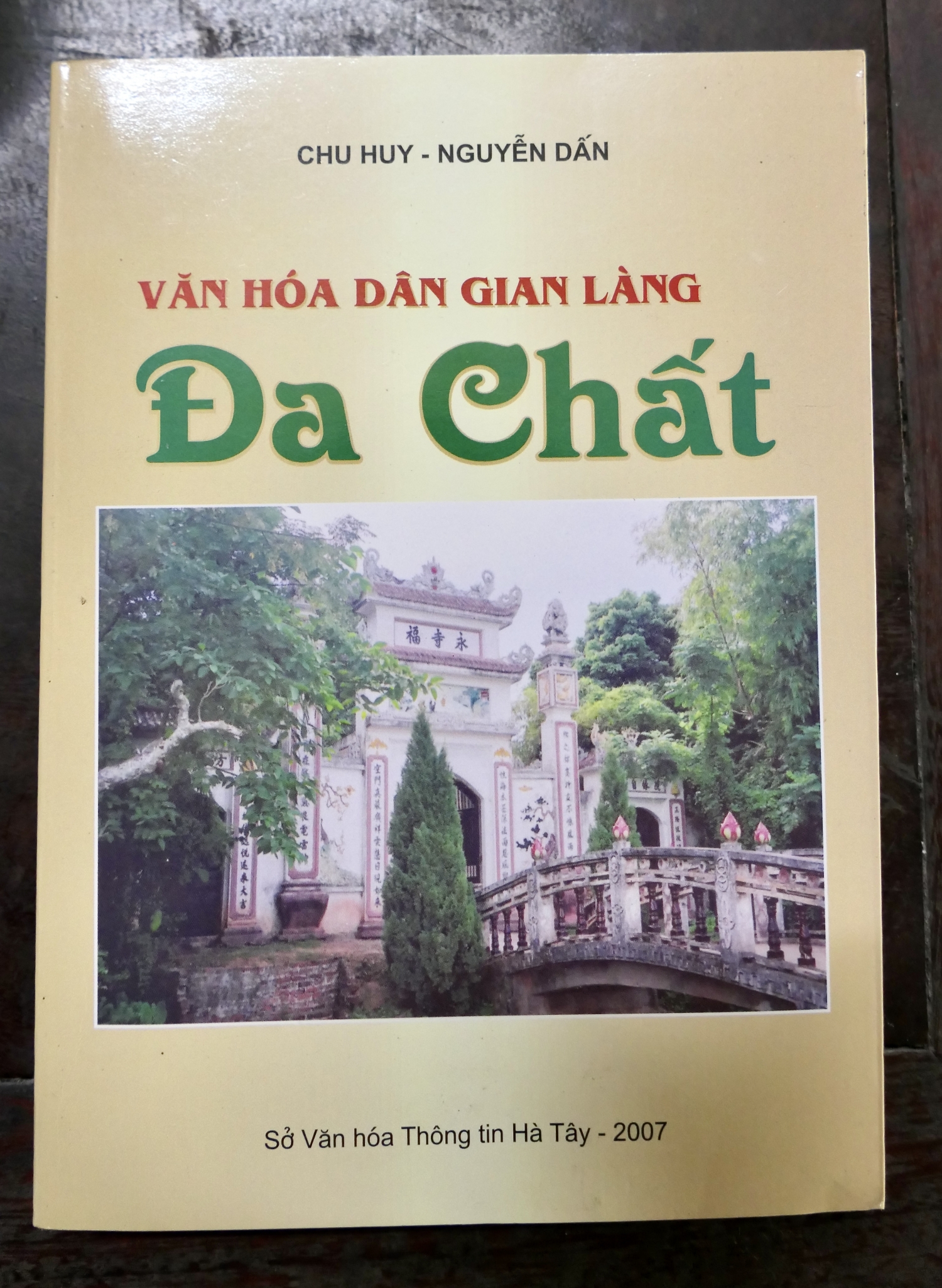 Cuốn sách ghi chép về văn hoá làng Đa Chất và các từ lóng thông dụng. Ảnh sưu tầm