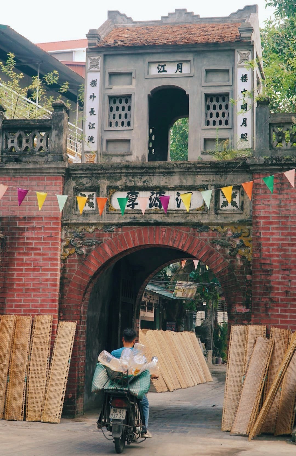 Việt Nam có ngôi làng xây tường bằng mảnh gốm vỡ suốt 300 năm, bên trong giấu bảo vật quốc gia độc nhất cả nước