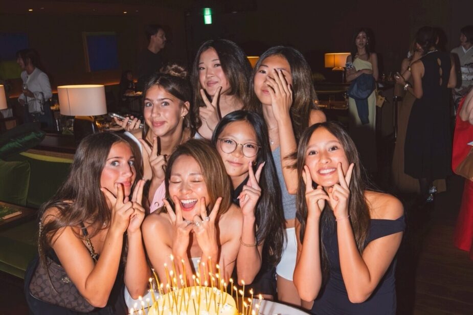 Cuối bữa tiệc, Choo Sarang đã chụp hình lưu niệm cùng các khách mời trong sinh nhật mẹ mình. Trước ống kính, cô bé gây chú ý với thần thái tự tin. Ảnh: IGNV