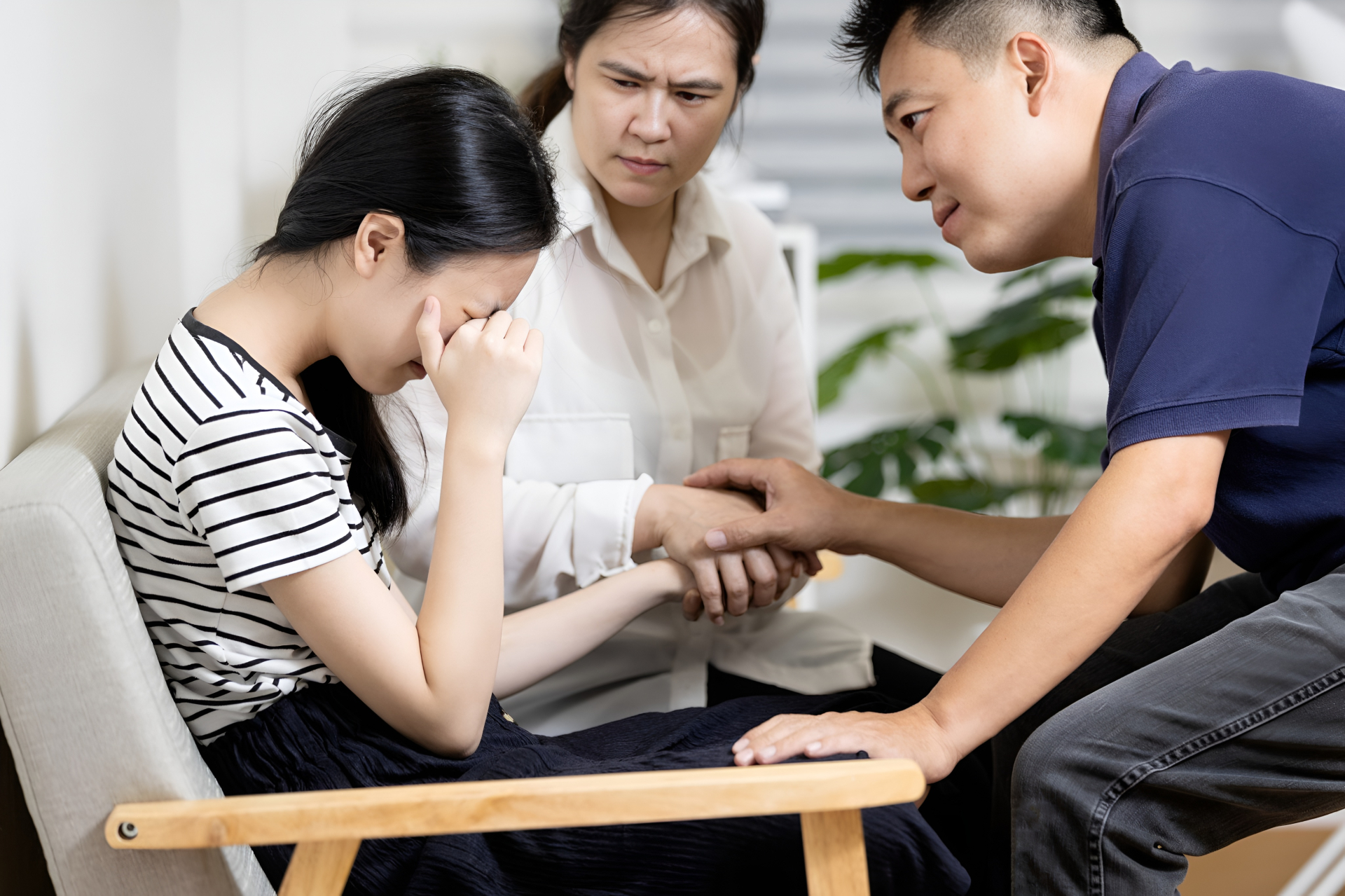 Một kỳ thi có thể khép lại sau vài ngày, nhưng cách cha mẹ phản ứng trước kết quả ấy có thể theo con trong nhiều năm sau đó. (Ảnh minh họa)