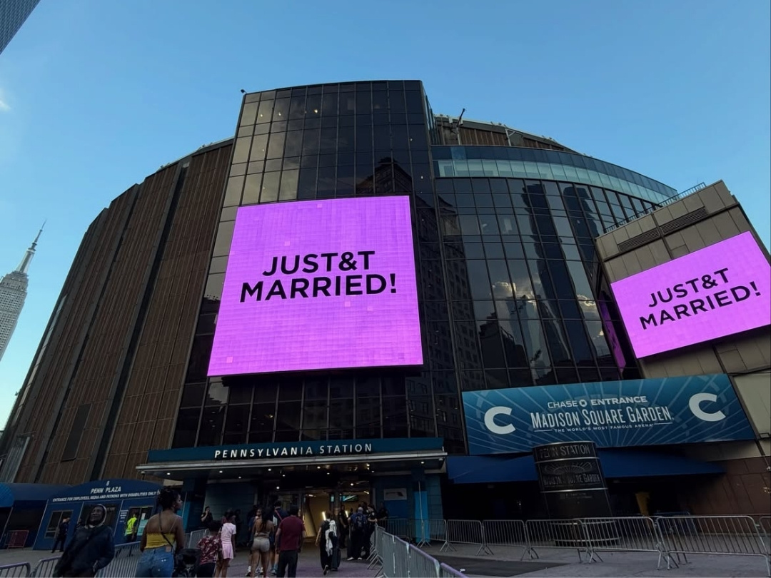 Biển thông tin thông báo hôn lễ của Taylor Swift và Travis Kelce ở mặt ngoài Madison Square Garden. Ảnh: @thegarden