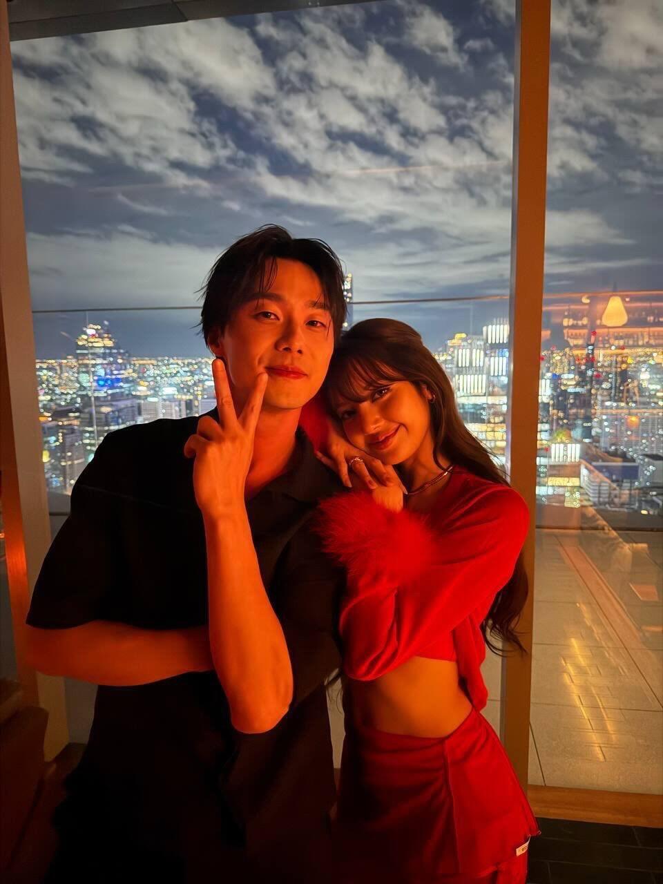 Hình ảnh Lisa thân mật, tựa đầu lên vai anh chàng đẹp trai có ngoại hình rất giống Park Seo Joon đã gây xôn xao bàn tán. Thì ra anh chàng này chính là diễn viên Thi Bá Vũ. Ảnh: X