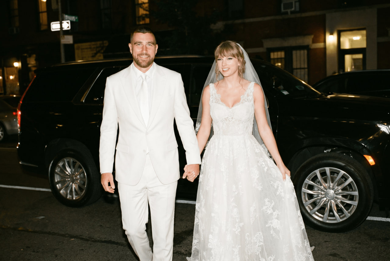 Dưới sự hỗ trợ của công nghệ, loạt khoảnh khắc Taylor Swift và Travis Kelce tay trong tay trên lễ đường rợp hoa hay không gian hôn lễ đều được tái hiện. Ảnh: X.