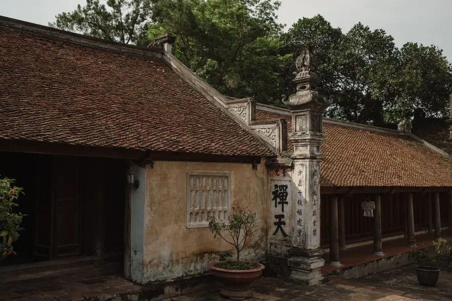 Việt Nam có ngôi làng xây tường bằng mảnh gốm vỡ suốt 300 năm, bên trong giấu bảo vật quốc gia độc nhất cả nước