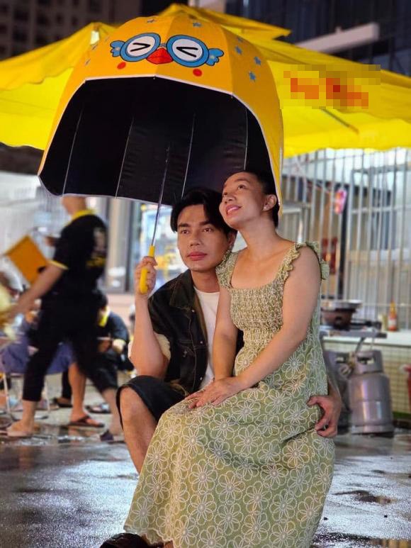 Dù là người nổi tiếng, nhưng vợ chồng Lê Dương Bảo Lâm tự ra phục vụ quán 