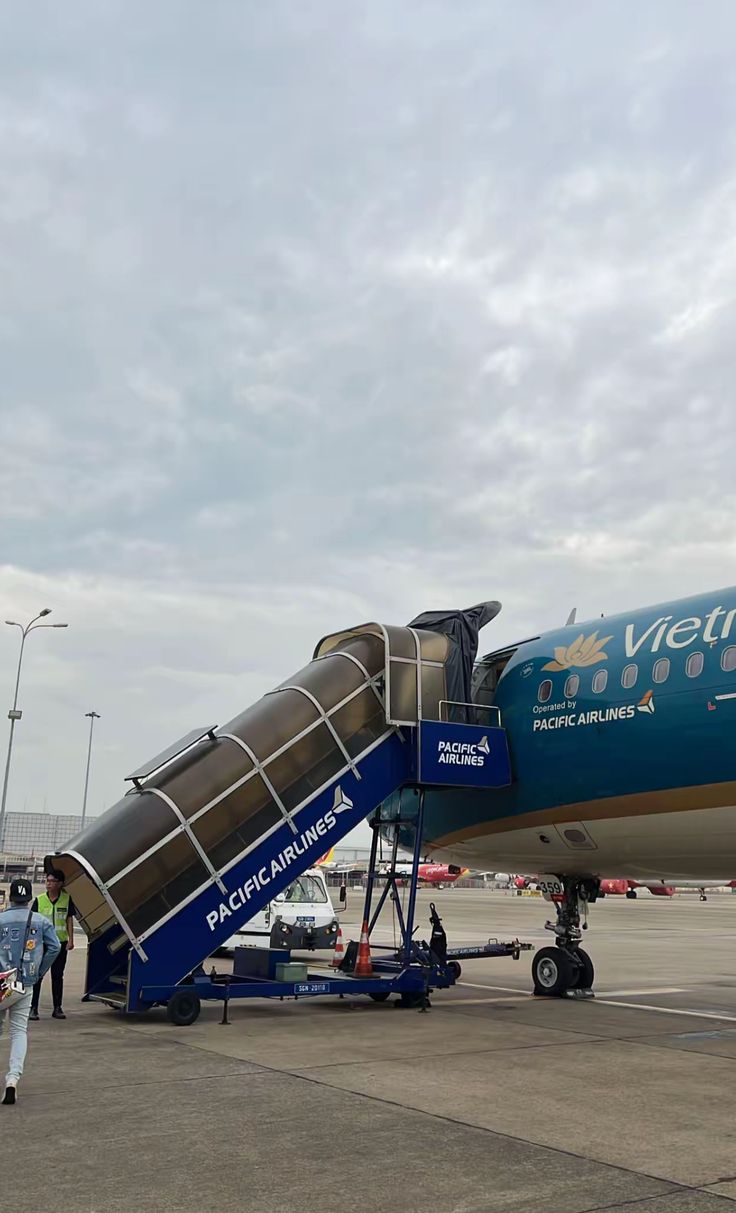 Việc được lên máy bay bằng ống lồng hay xe thang luôn là chủ đề khiến không ít người tò mò. Ảnh minh hoạ