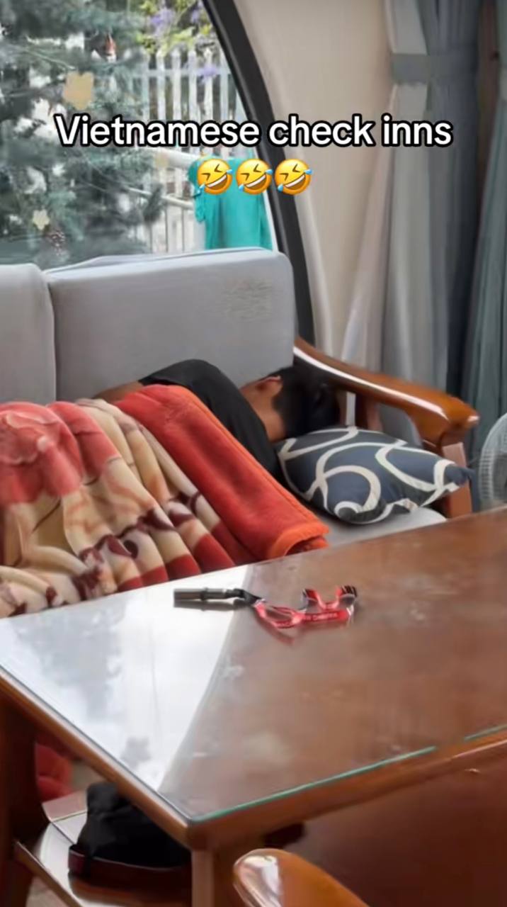 Ngay khi bước vào bên trong, cả hai vị khách không khỏi bất ngờ khi thấy chủ khách sạn vẫn đang đắp chăn ngủ ngon lành trên chiếc ghế sofa ở sảnh. Nguồn: Jensen Sturgeon