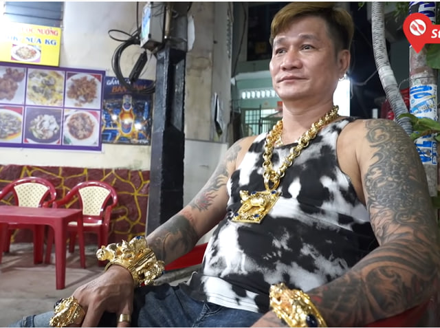 Anh Dũng chủ quán từng gây sốt mạng xã hội cách đây khoảng 5 năm khi đeo tới hơn 100 lượng vàng
