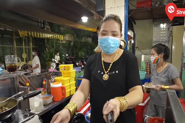 Ông chủ đeo 116 lượng vàng bán ốc mỗi tối: Nhân viên bưng bê cũng đeo vàng đầy tay, nhiệt tình miễn phí trà đá và giữ xe cho khách