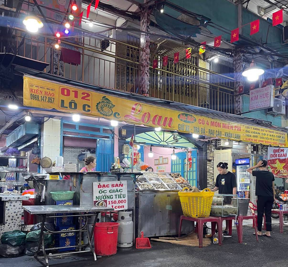 Ông chủ đeo 116 lượng vàng bán ốc mỗi tối: Nhân viên bưng bê cũng đeo vàng đầy tay, nhiệt tình miễn phí trà đá và giữ xe cho khách