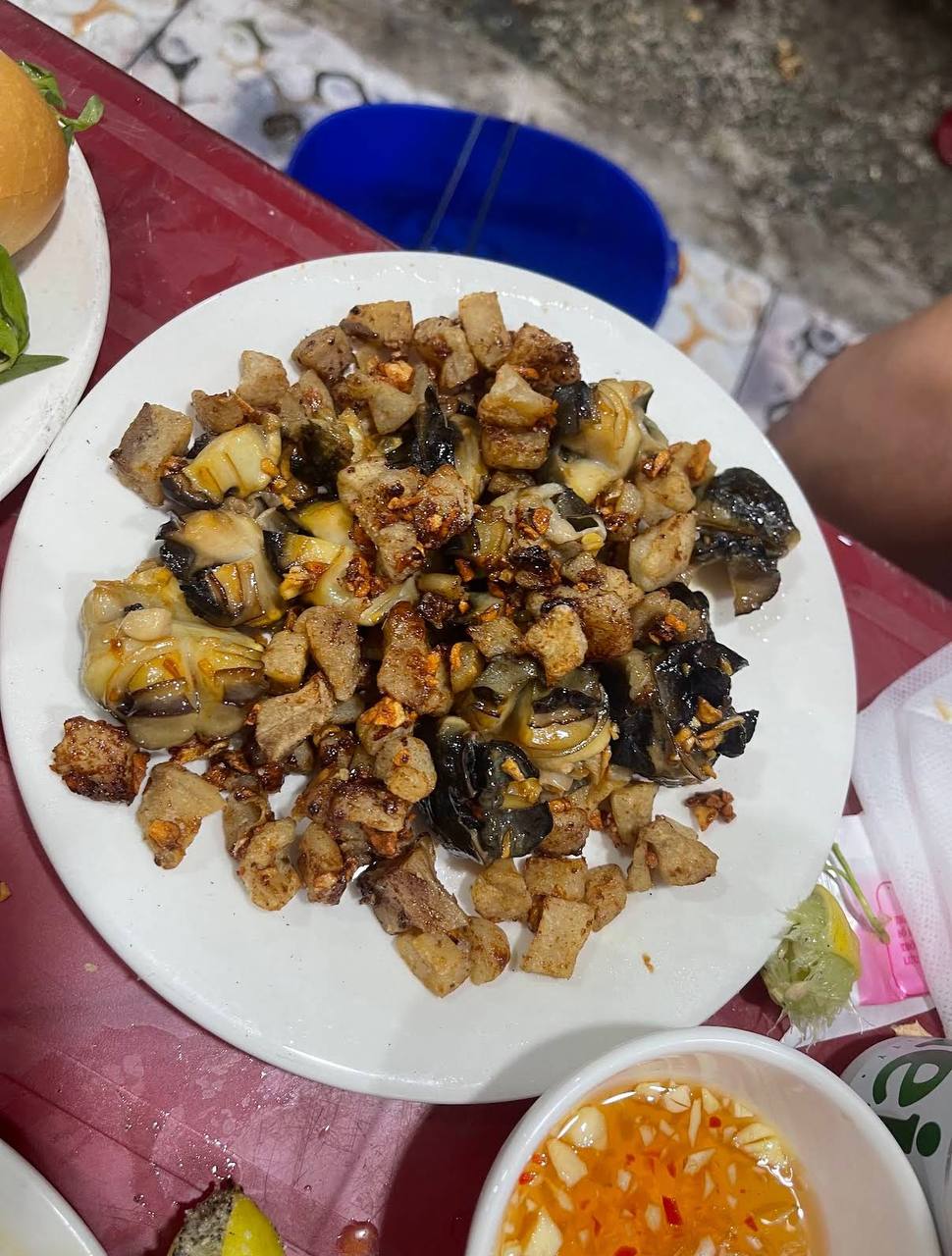Thực đơn của quán khá đa dạng với nhiều món như ốc hương xào bơ tỏi, ốc mỡ xào me, nghêu hấp sả, ốc dừa rang bơ, ốc tỏi nướng, sò nướng mỡ hành, tôm nướng muối ớt,... Ảnh: Google Review