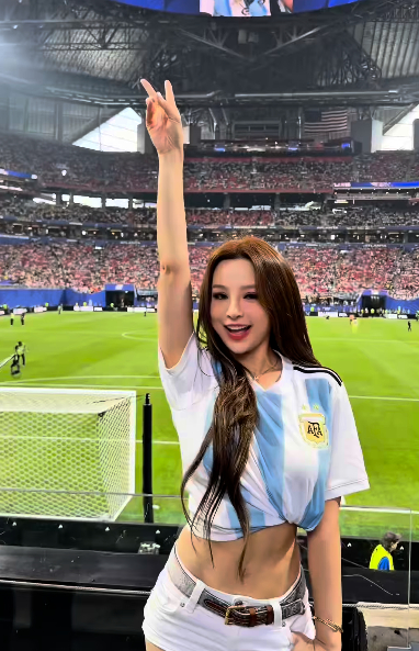 Huyền Baby bay sang tận Mỹ để nhìn Messi ở cự ly gần, lên đồ “ít vải” gái 18 thấy còn sợ thua