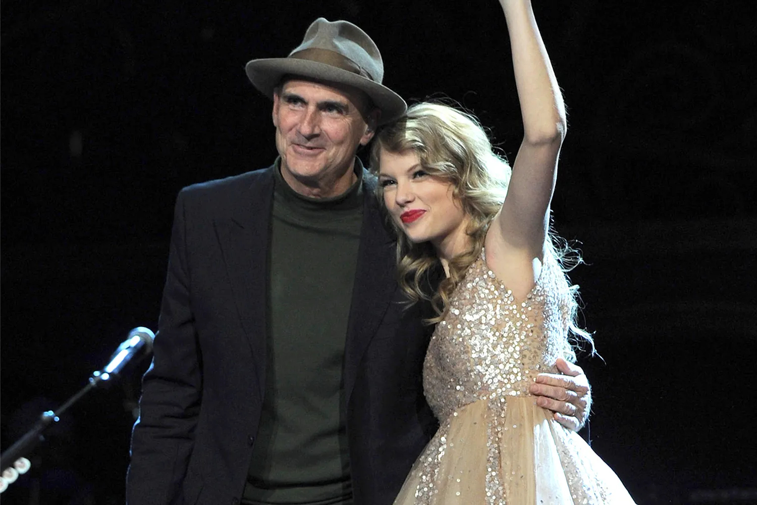 James Taylor không thể dự hôn lễ Taylor Swift do vướng lịch trình biểu diễn. Ảnh: Pagesix