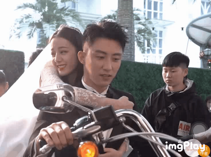 Hoàng Cảnh Du và Địch Lệ Nhiệt Ba chia tay vì nam diễn viên không chịu kết hôn. Ảnh: Sina.