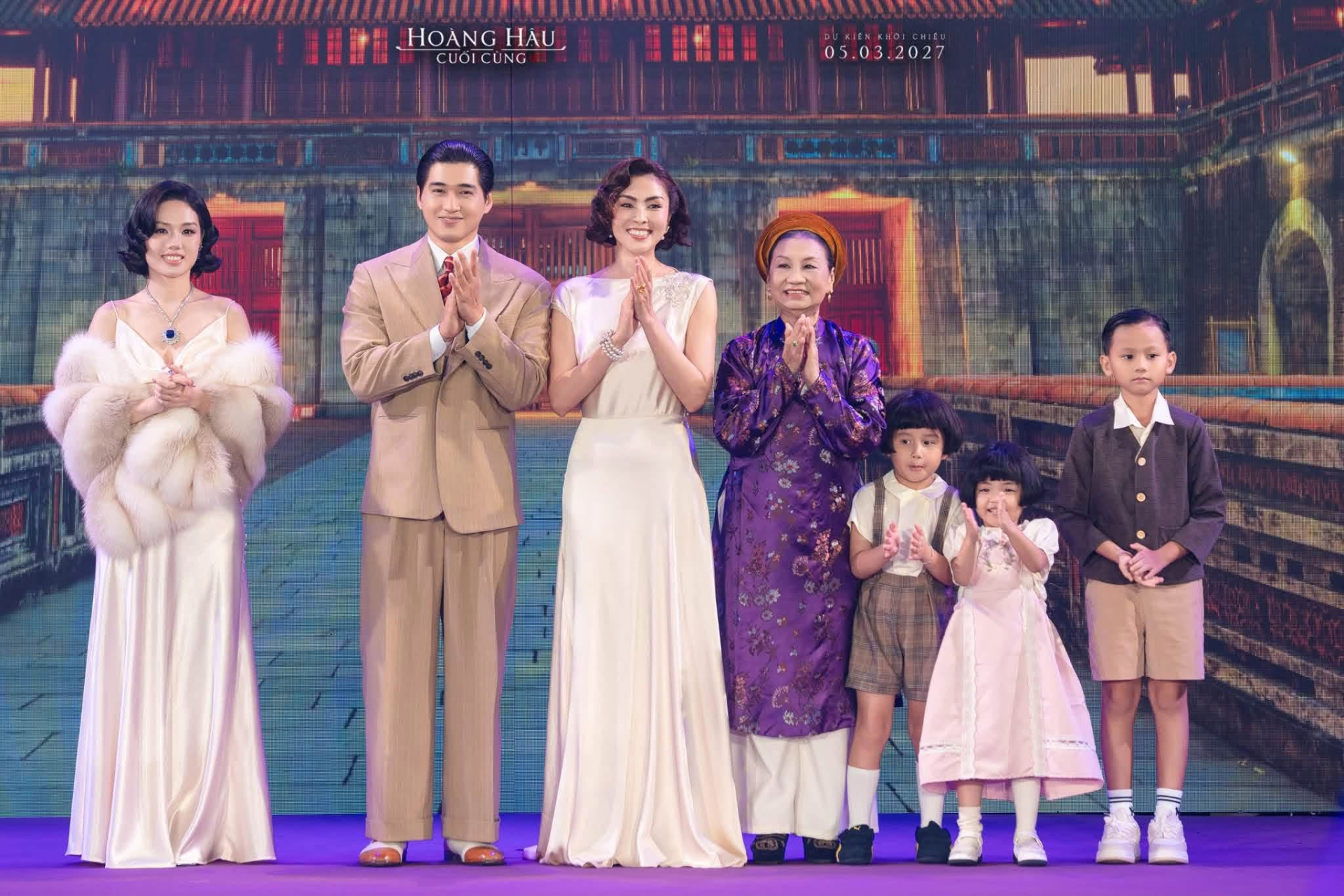 Duy Quang (áo nâu) cùng dàn cast trong phim Hoàng Hậu Cuối Cùng