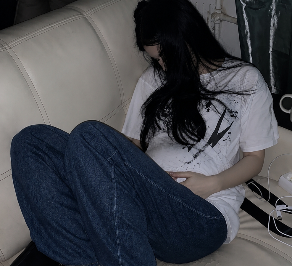 Nhiều nữ giới chủ quan trước dấu hiệu bụng to lên bất thường mà không hay đây có thể do bệnh lý trong nội tạng (Ảnh minh họa)
