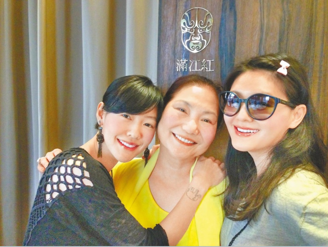Mẹ Từ Hy Viên khóc nghẹn cho biết bà sắp ra đường ở vì nhà bị ngân hàng tịch thu. Ảnh: Sina.