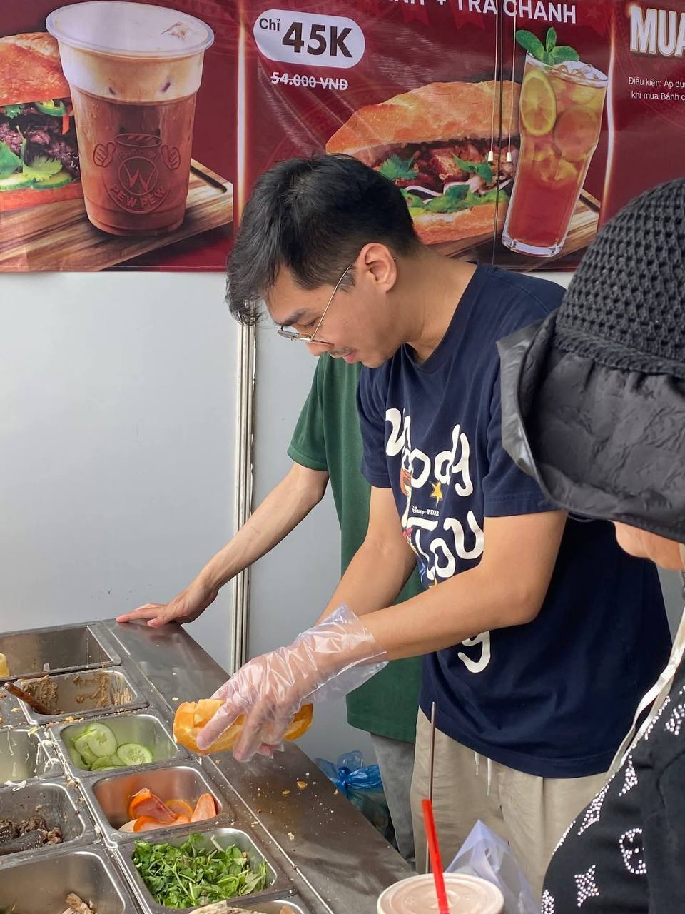 Người nổi tiếng mở chuỗi bánh mì, giặt ủi ở TP.HCM, Hà Nội: Từng trắng tay bán xe máy trả nợ, cưới vợ về vẫn ở nhà thuê