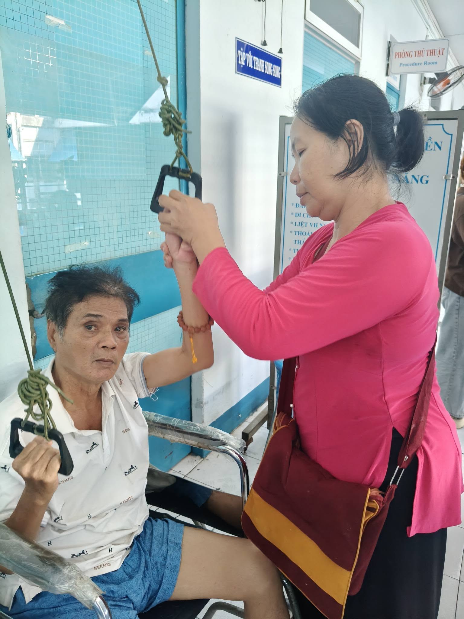 Vợ nghệ sĩ Mai Trần chăm sóc chồng rất chu đáo, luôn sát cánh ở bệnh viện